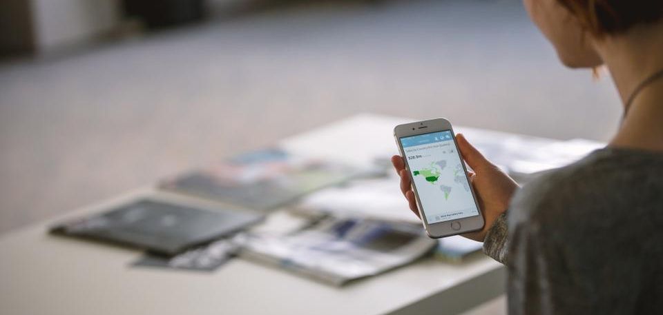 Una mano sosteniendo un teléfono con la billetera abierta