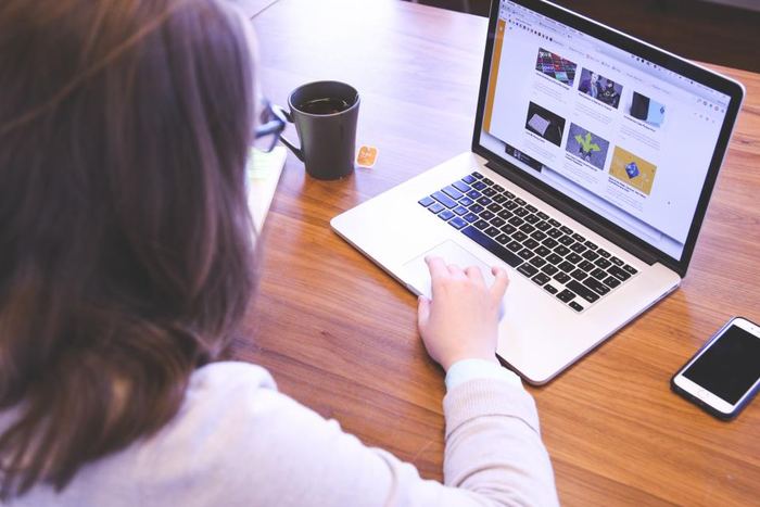 Notebook abierta comprando en una tienda online