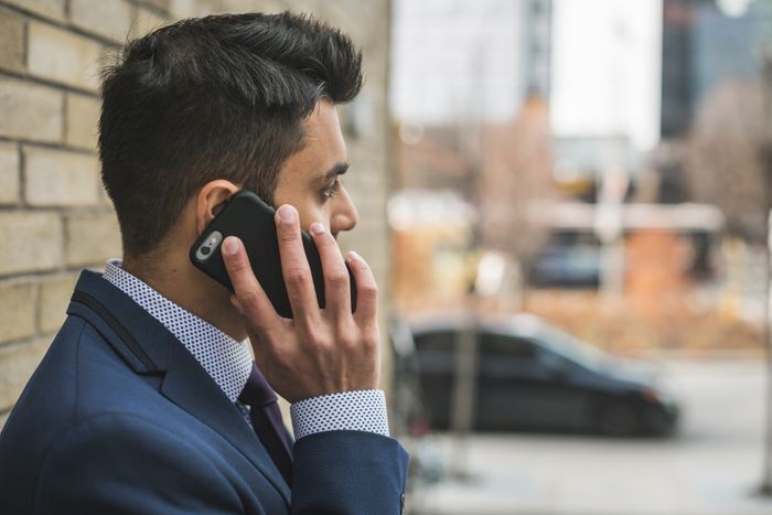 Hombre de traje hablando por teléfono