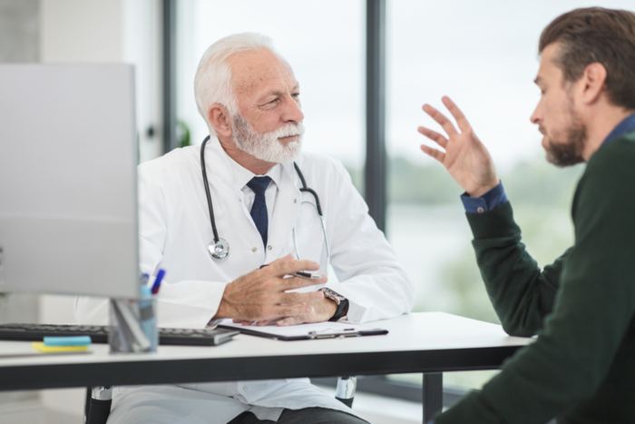 Médico conversando con un paciente